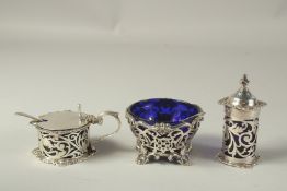A GOOD THREE PIECE SILVER CRUET SET, mustards and pepper. London, 1928.