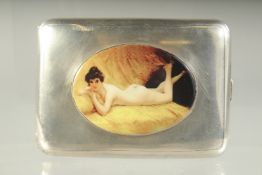 A PLAIN SILVER CIGARETTE CASE. 8cms x 11cms. London 1939. Weight 192 grams. The lid with an oval