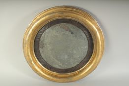 A GOOD REGENCY GILTWOOD CONVEX MIRROR. 18ins diameter. See label on reverse.