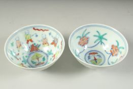 A PAIR OF CHINESE WUCAI PORCELAIN TEA CUPS. 9cms diameter.