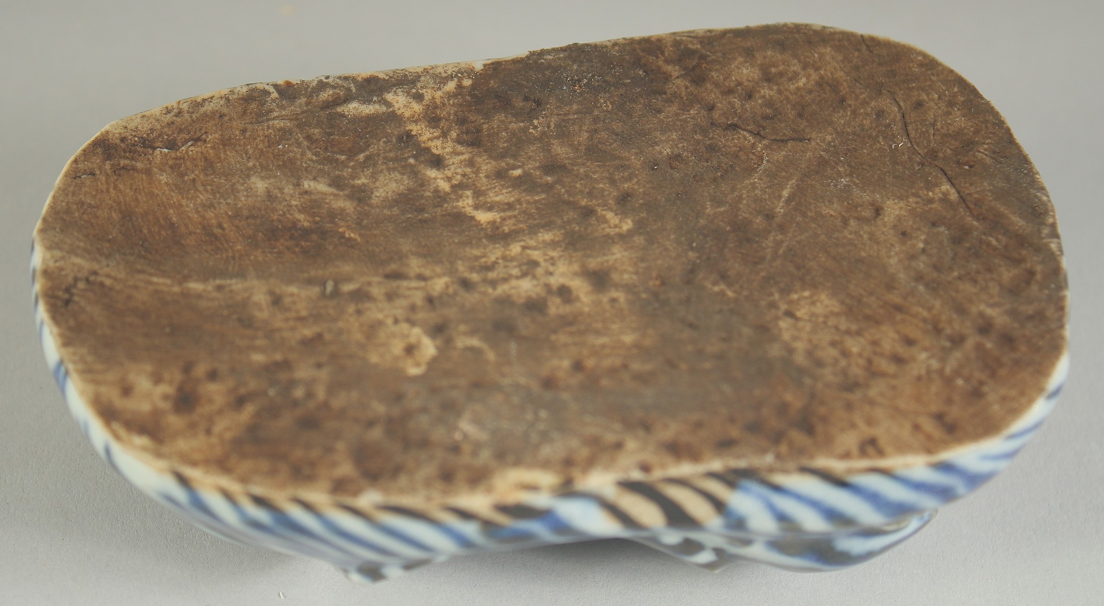 A CHINESE BLUE AND WHITE PORCELAIN FOO DOG PAPERWEIGHT, 10.5cm long. - Image 3 of 3