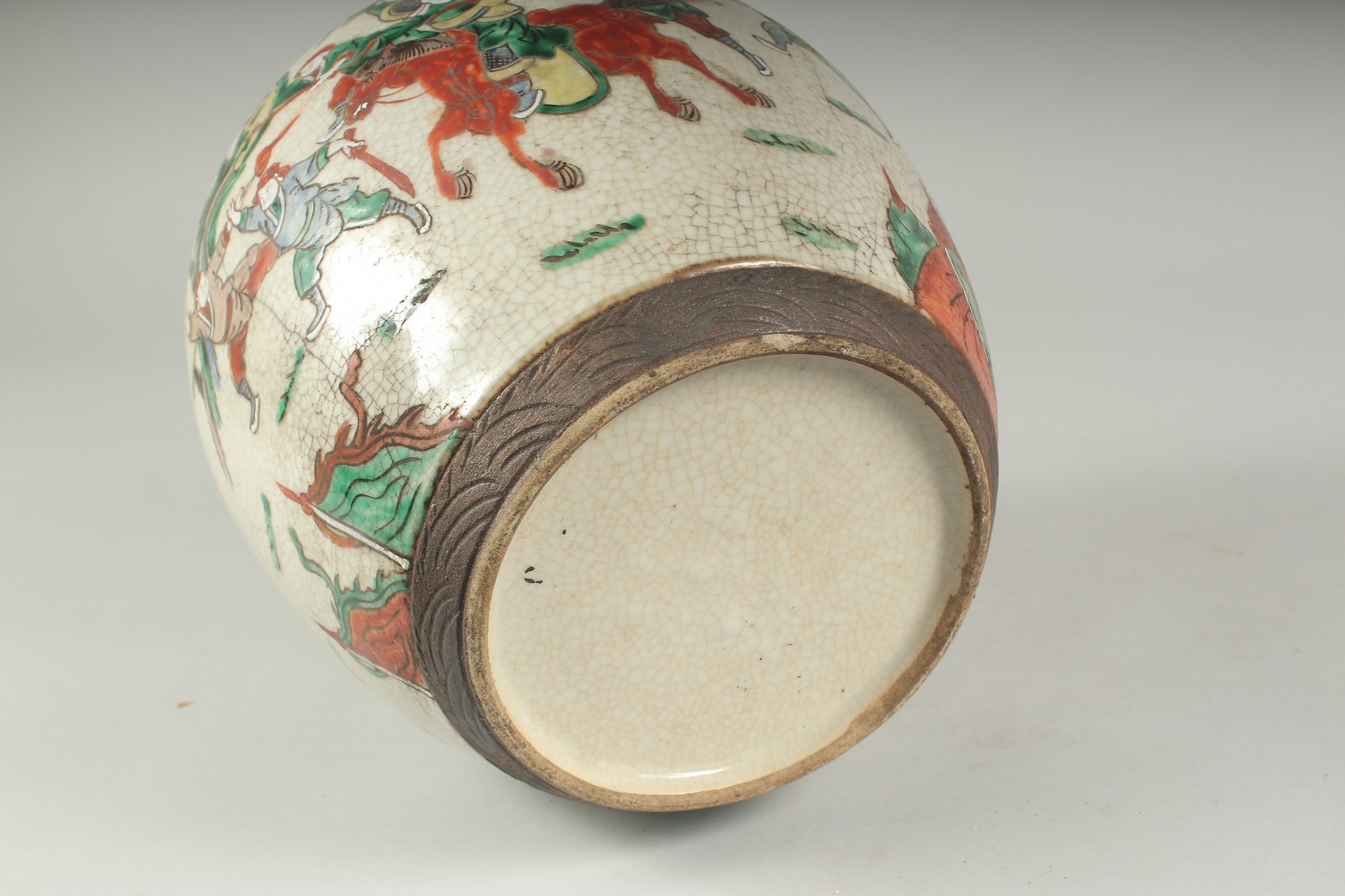 A CHINESE FAMILLE VERTE PORCELAIN JAR, painted with warriors, 25cm high. - Image 5 of 5