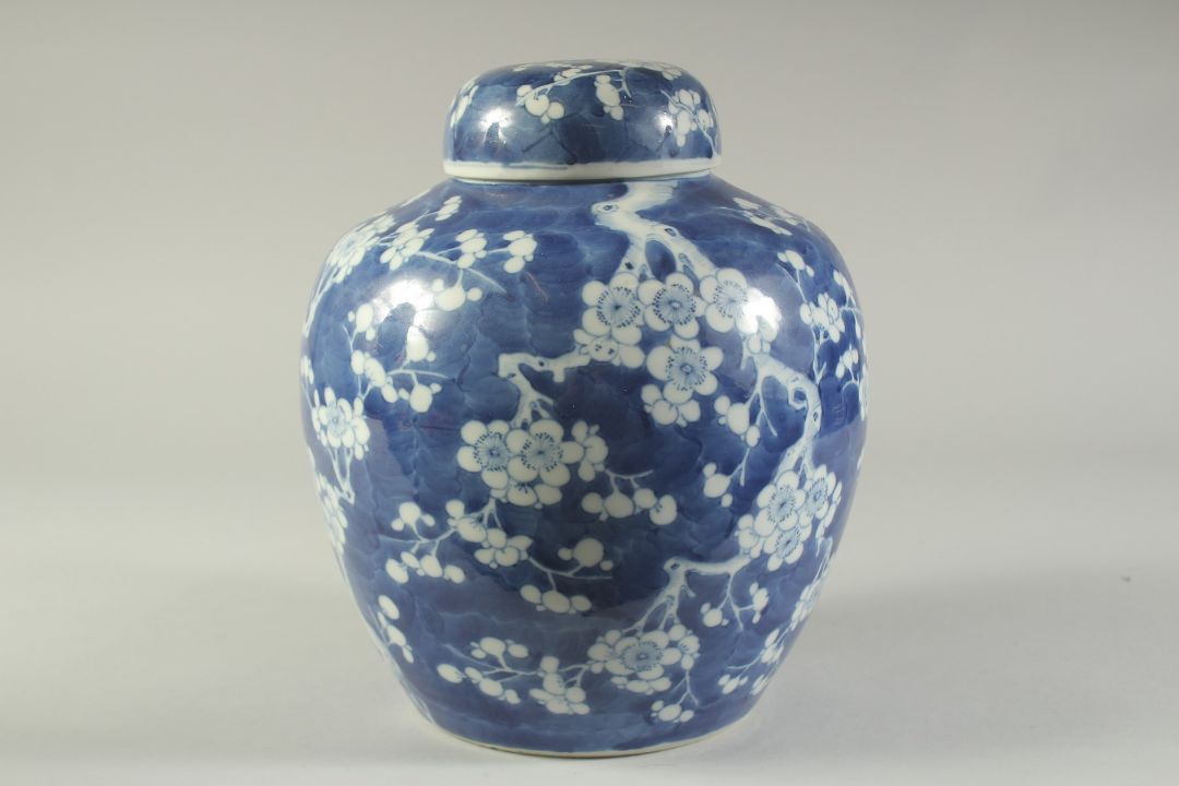 A LARGE CHINESE BLUE AND WHITE PORCELAIN PRUNUS JAR AND COVER, the base with character mark, 29cm - Image 2 of 7