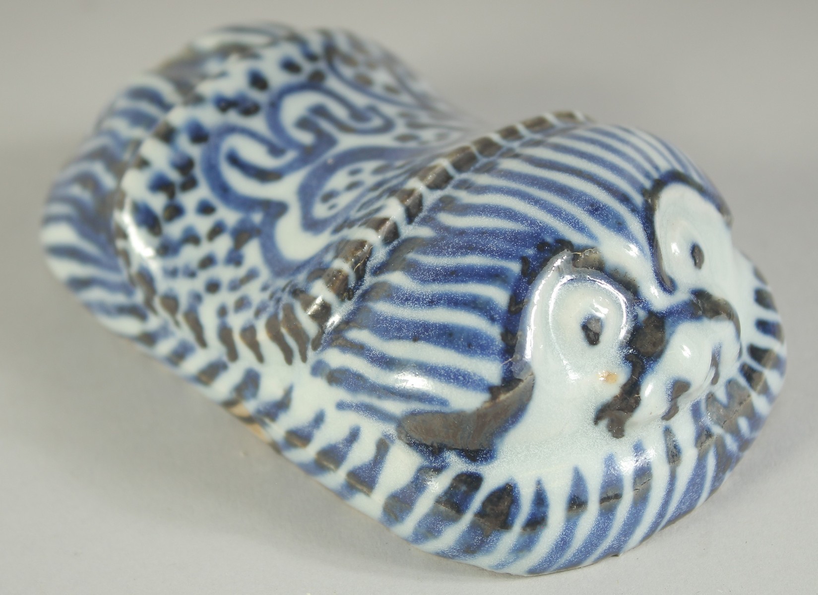 A CHINESE BLUE AND WHITE PORCELAIN FOO DOG PAPERWEIGHT, 10.5cm long. - Image 2 of 3