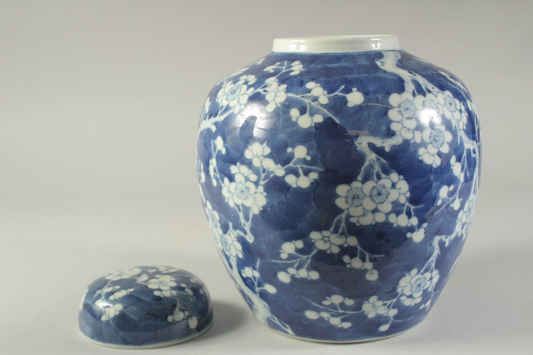 A LARGE CHINESE BLUE AND WHITE PORCELAIN PRUNUS JAR AND COVER, the base with character mark, 29cm - Image 5 of 7