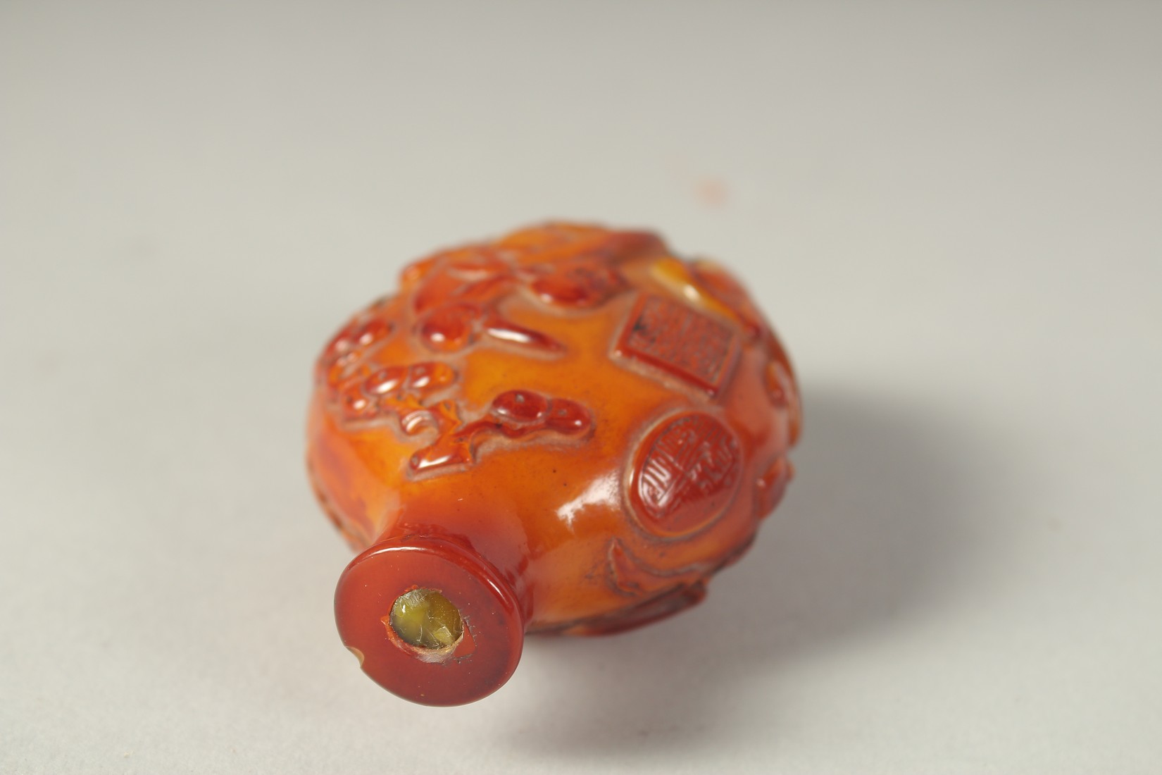 A CHINESE AMBER STYLE SNUFF BOTTLE, decorated with peaches and monkeys and bearing four character - Image 6 of 7