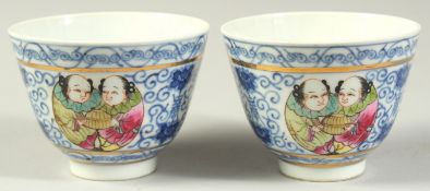 A PAIR OF CHINESE POLYCHROME PORCELAIN TEA CUPS.