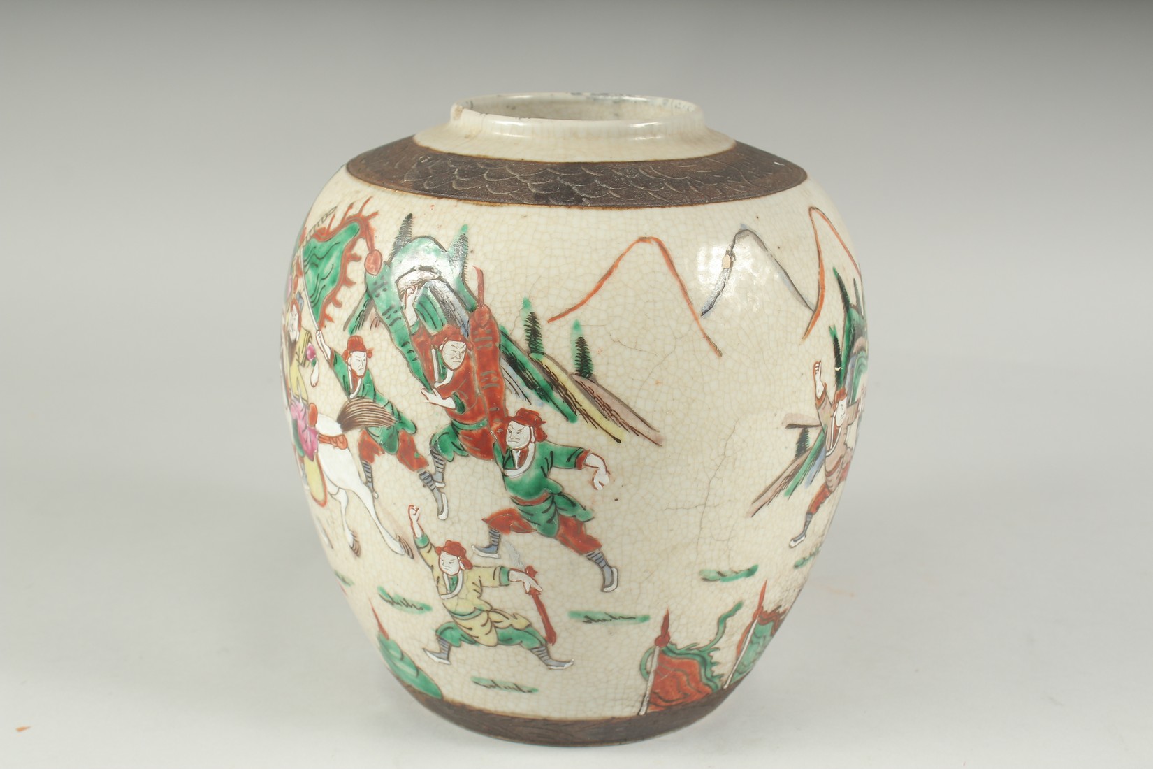 A CHINESE FAMILLE VERTE PORCELAIN JAR, painted with warriors, 25cm high. - Image 2 of 5