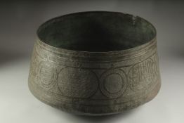 A FINE AND VERY LARGE 16TH CENTURY MAMLUK TINNED COPPER BASIN, 45cm diameter.