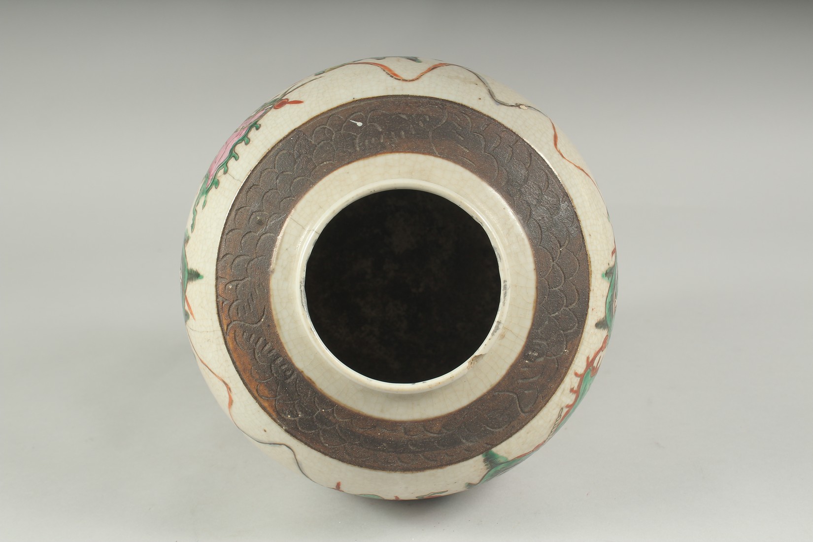 A CHINESE FAMILLE VERTE PORCELAIN JAR, painted with warriors, 25cm high. - Image 4 of 5