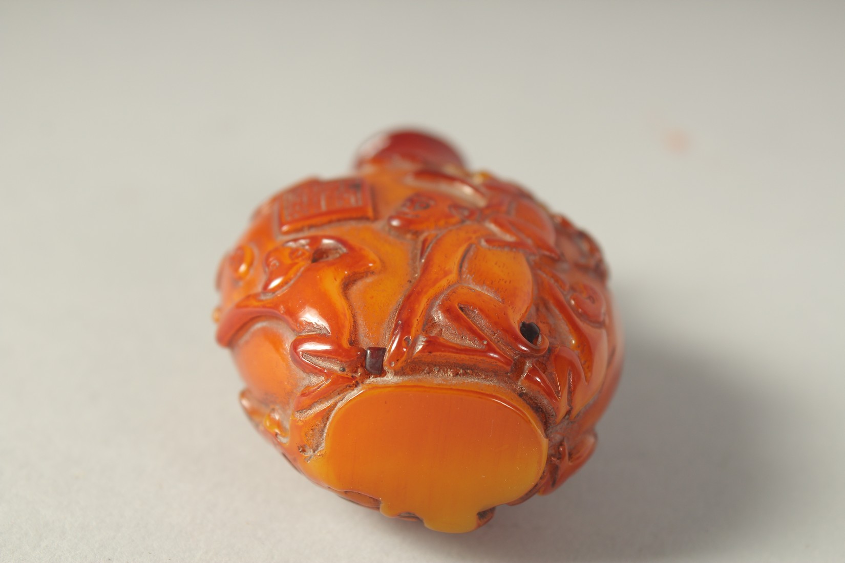 A CHINESE AMBER STYLE SNUFF BOTTLE, decorated with peaches and monkeys and bearing four character - Image 7 of 7