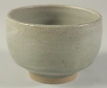 A CHINESE CELDAON GLAZE PORCELAIN DEEP BOWL, in the manner of Fujian Kilns, 12cm diameter.