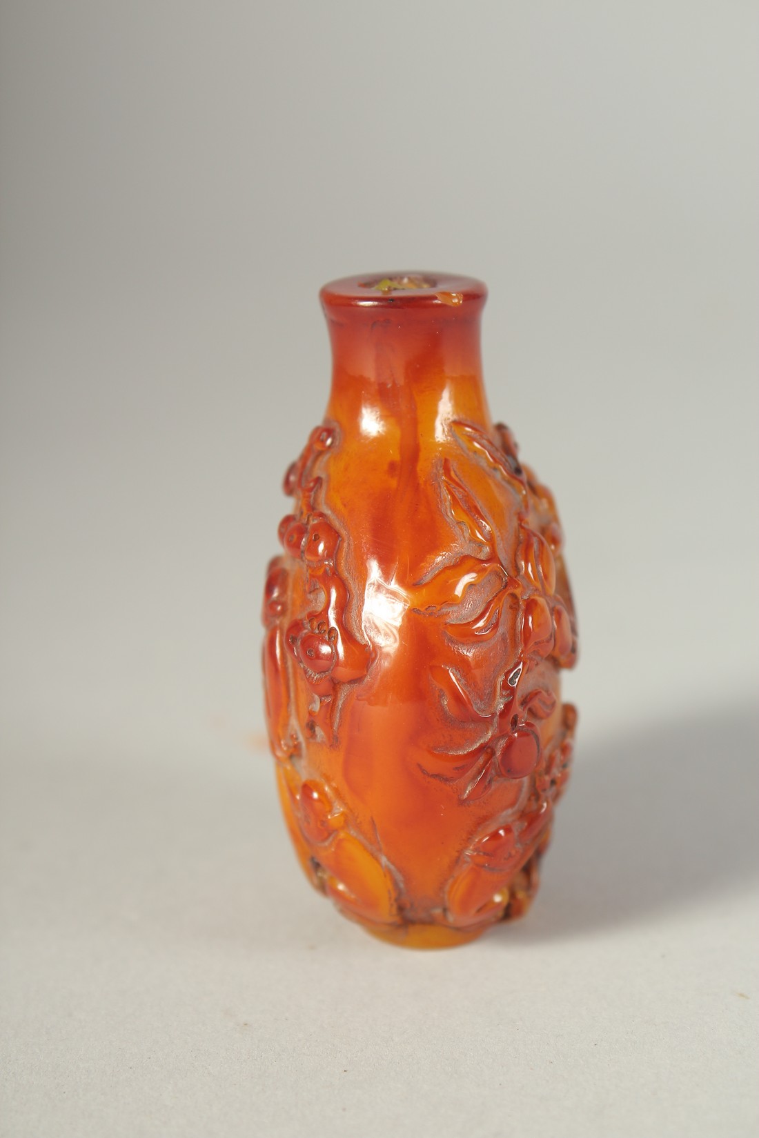 A CHINESE AMBER STYLE SNUFF BOTTLE, decorated with peaches and monkeys and bearing four character - Image 3 of 7
