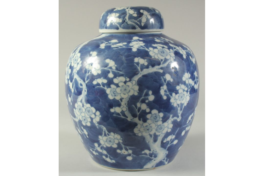 A LARGE CHINESE BLUE AND WHITE PORCELAIN PRUNUS JAR AND COVER, the base with character mark, 29cm - Image 1 of 7
