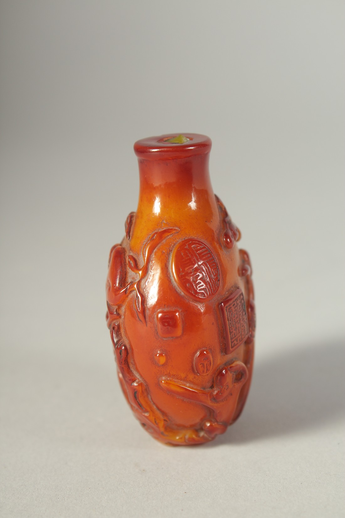 A CHINESE AMBER STYLE SNUFF BOTTLE, decorated with peaches and monkeys and bearing four character - Image 5 of 7