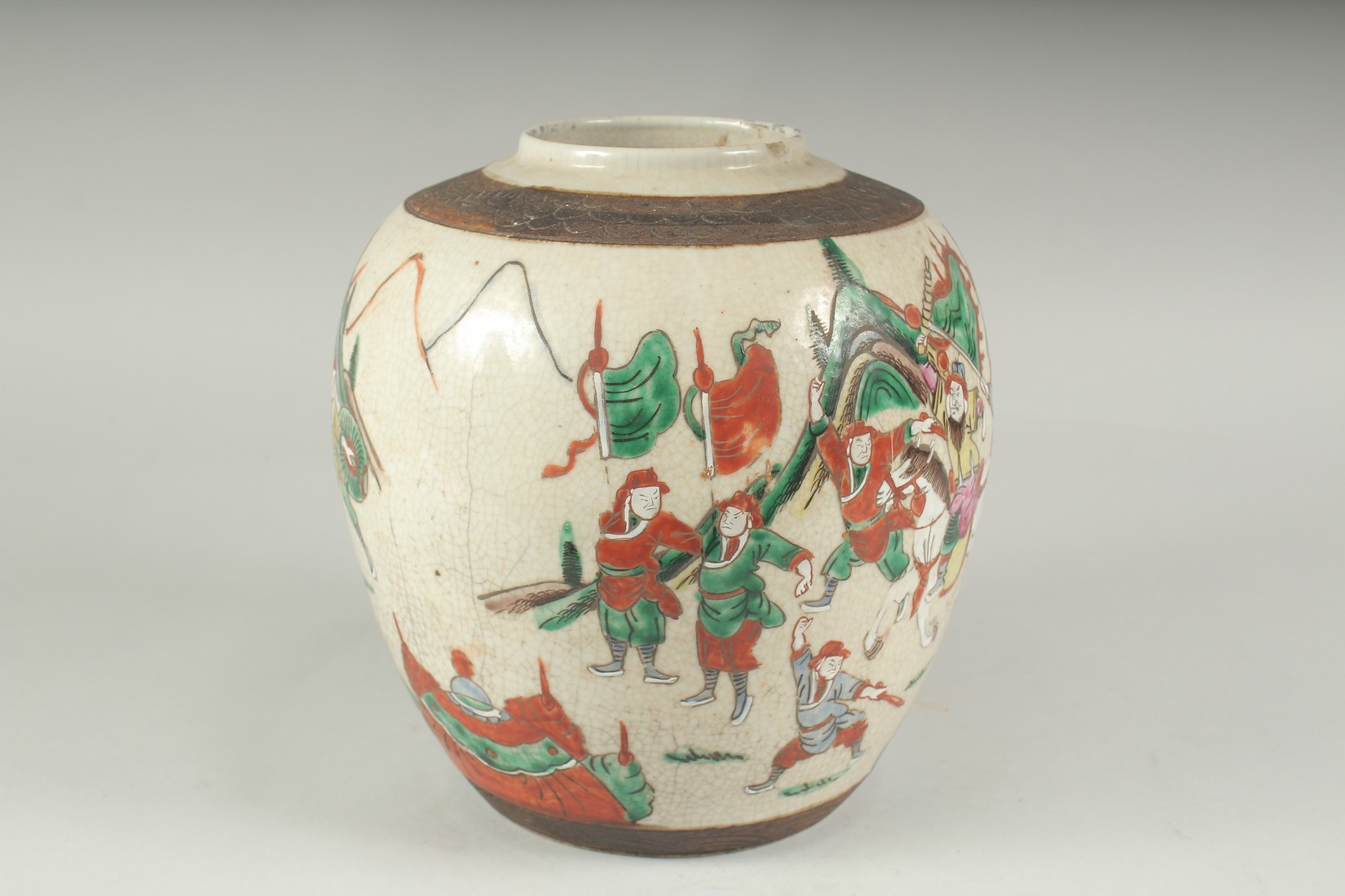 A CHINESE FAMILLE VERTE PORCELAIN JAR, painted with warriors, 25cm high. - Image 3 of 5