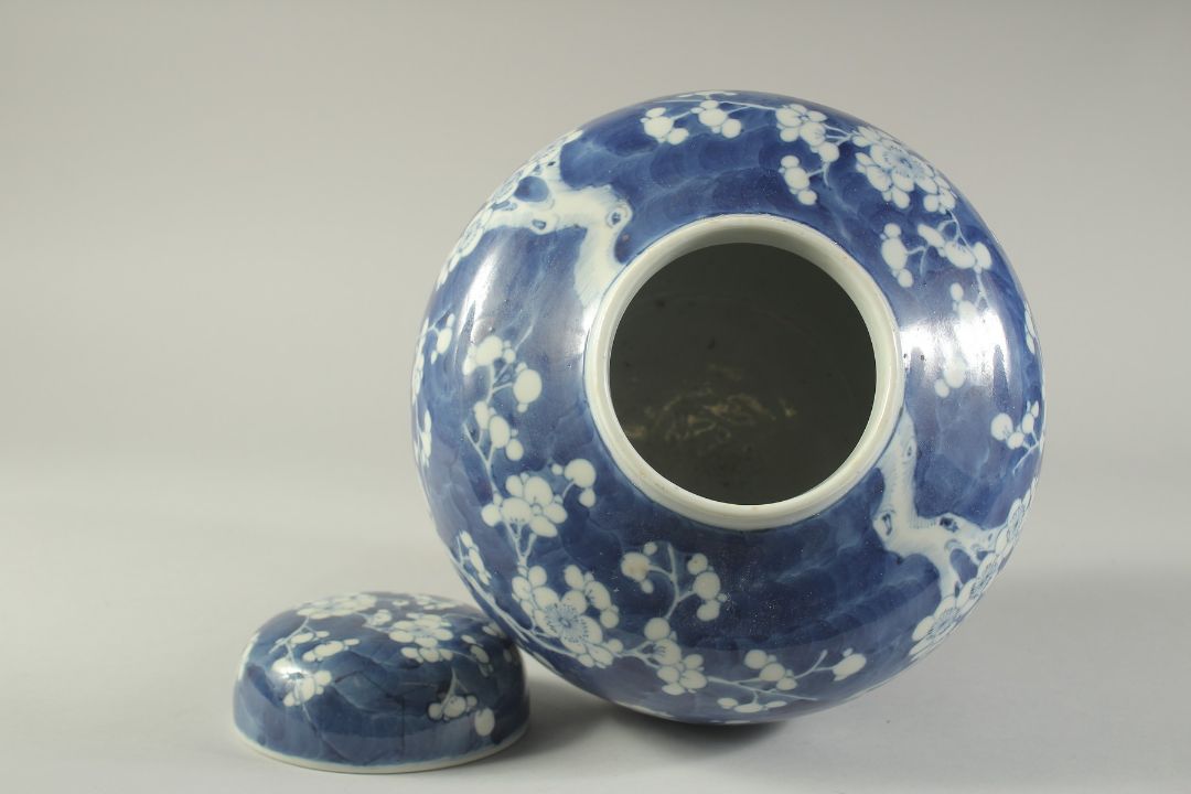 A LARGE CHINESE BLUE AND WHITE PORCELAIN PRUNUS JAR AND COVER, the base with character mark, 29cm - Image 6 of 7
