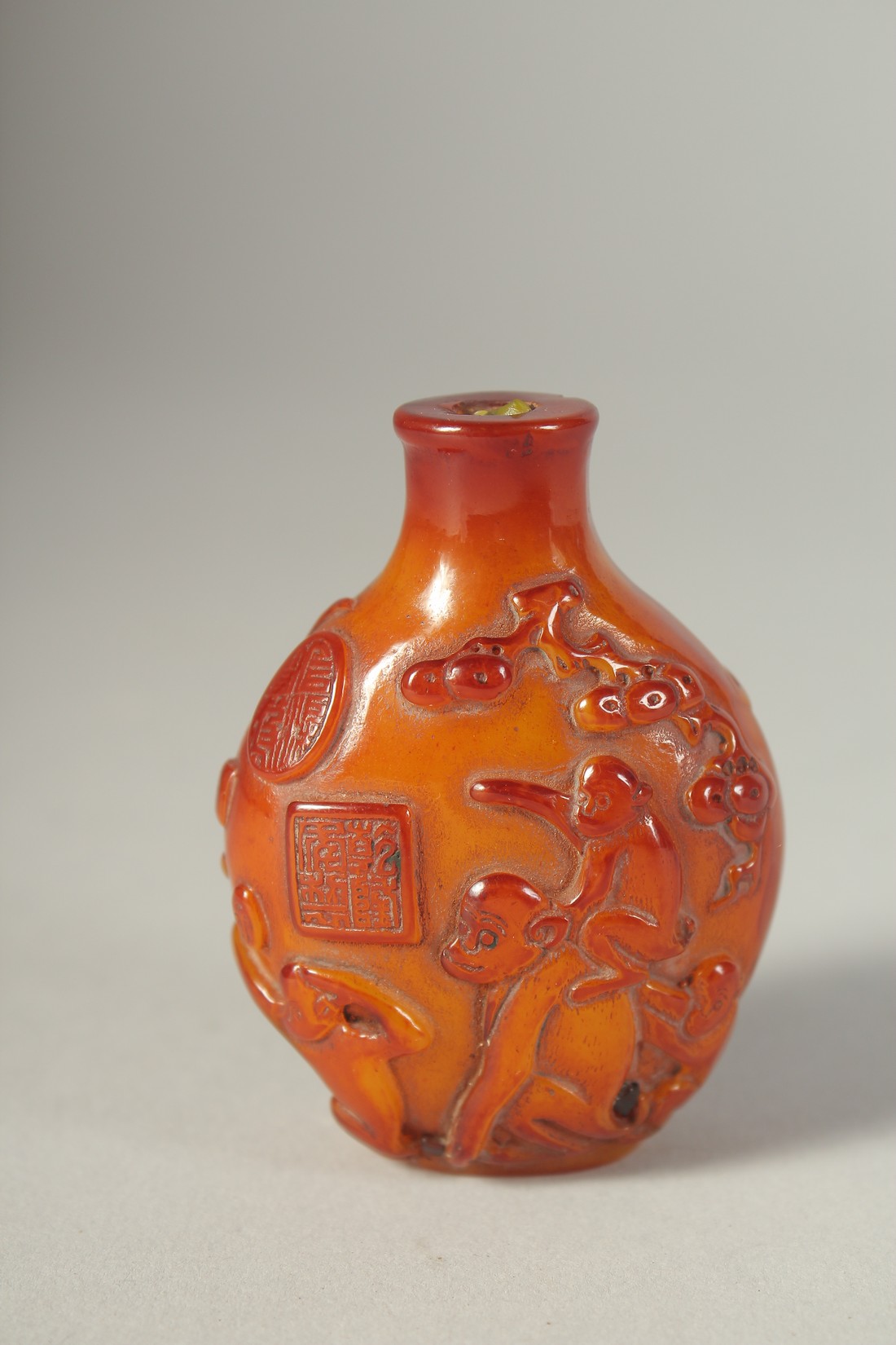 A CHINESE AMBER STYLE SNUFF BOTTLE, decorated with peaches and monkeys and bearing four character - Image 4 of 7