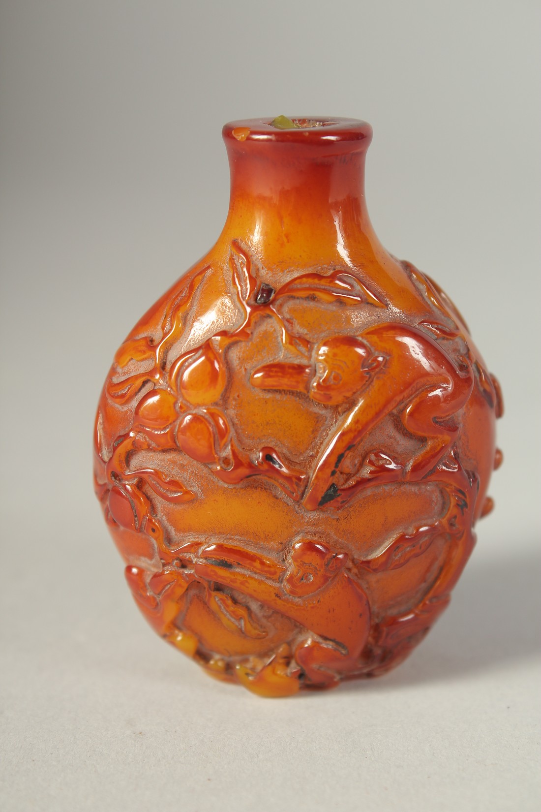 A CHINESE AMBER STYLE SNUFF BOTTLE, decorated with peaches and monkeys and bearing four character - Image 2 of 7