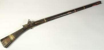 AN 18TH CENTURY OTTOMAN TURKISH FLINTLOCK RIFLE, with octagonal damascus barrel, decorative brass
