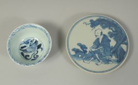 A CHINESE BLUE AND WHITE PORCELAIN TEA CUP, together with a blue and white dish, (2).