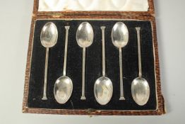 A SET OF SIX SILVER TEA SPOONS in a fitted case. Sheffield 1923.