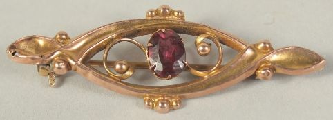 A 9CT GOLD VICTORIAN GARNET BAR BROOCH