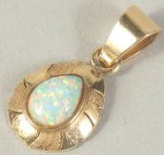 AN 18CT GOLD OPAL PENDANT
