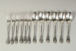 A SET OF SIX FIDDLE AND SKULL PATTERN DESSERT SPOONS AND SIX DESSERT FORKS. French silver. Weight: