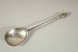 A GEORGIAN SILVER SEAL TOP SPOON