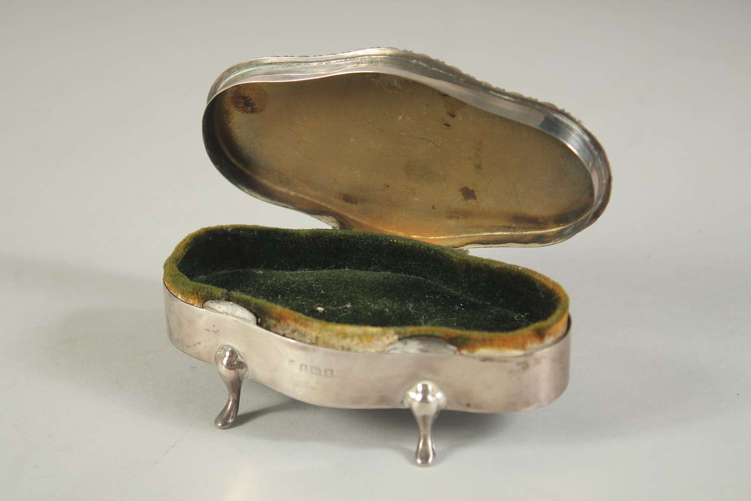 AN OVAL SILVER JEWELLERY BOX with velvet interior on four pad feet. 4ins long. Birmingham 1916. - Image 3 of 4