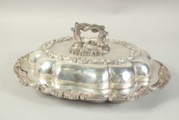 A GOOD GEORGE III SILVER ENTREE DISH COVER AND HANDLE with acanthus and shell border. Sheffield