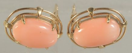A GOOD PAIR OF GOLD AND OVAL CORAL EARRINGS.