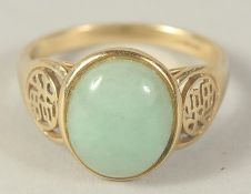 A 14CT GOLD JADE RING