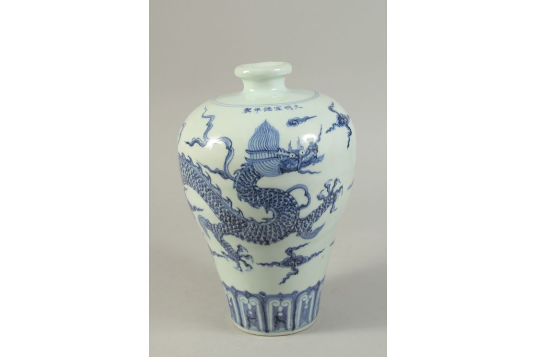 A CHINESE BLUE AND WHITE DRAGON MEIPING VASE. 29.5cms high. - Image 1 of 4