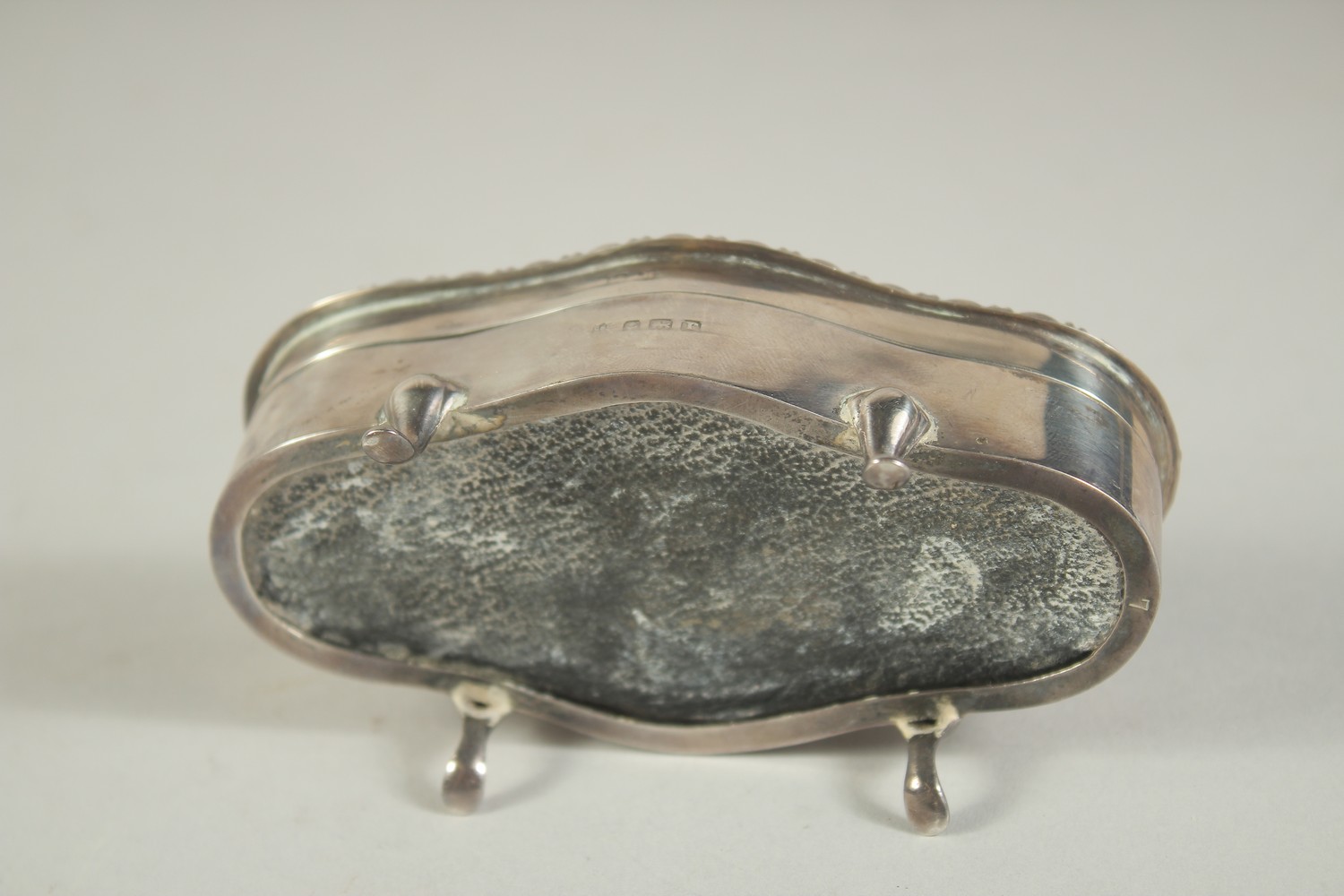 AN OVAL SILVER JEWELLERY BOX with velvet interior on four pad feet. 4ins long. Birmingham 1916. - Image 4 of 4