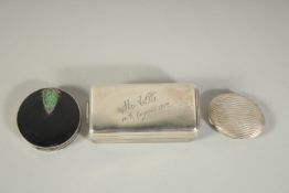 A SILVER AND ENAMEL CIRCULAR COMPACT, 2ins diameter, a silver oval compact and a glass box with