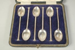 A SET OF SIX TEA SPOONS in a fitted case. Sheffield.