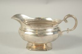 AN OVAL OCTAGONAL SHAPE SILVER SAUCE BOAT. London 1929. Weight: 7ozs.