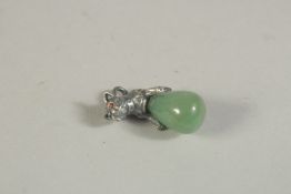 A SMALL SILVER AND JADE BULLDOG EGG PENDANT. 3cms. 10.2gms.