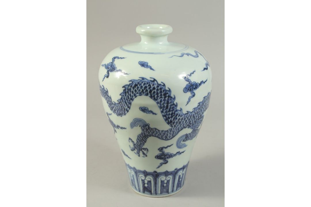 A CHINESE BLUE AND WHITE DRAGON MEIPING VASE. 29.5cms high. - Image 2 of 4
