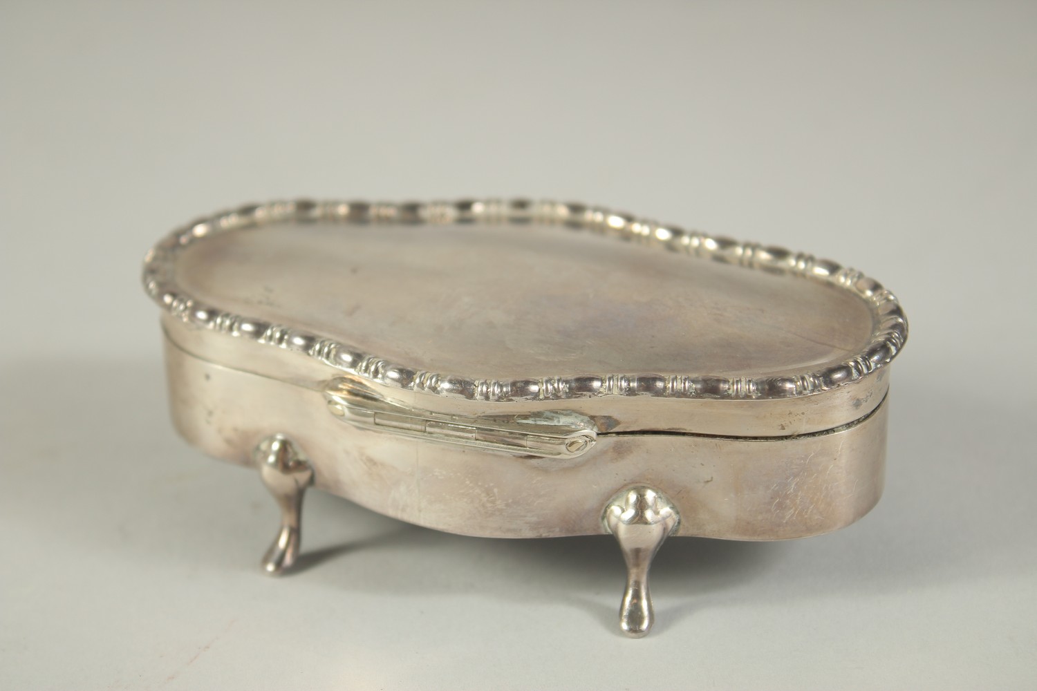 AN OVAL SILVER JEWELLERY BOX with velvet interior on four pad feet. 4ins long. Birmingham 1916. - Image 2 of 4