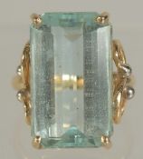 A VERY GOOD GOLD AND SINGLE STONE AQUAMARINE RING.