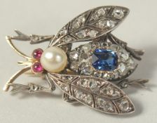 A VERY GOOD EDWARDIAN DIAMOND, SAPPHIRE AND PEARL BEE BROOCH.