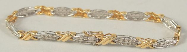 AN 18CT GOLD DIAMOND BRACELET set wit brilliant cut diamonds
