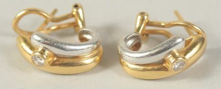 AN PAIR OF 18CT GOLD DIAMOND EARRINGS