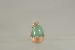 A 14CT GOLD RUSSIAN JADE EGG PENDANT.