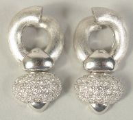 AN PAIR OF 18CT WHITE GOLD DIAMOND EARRINGS