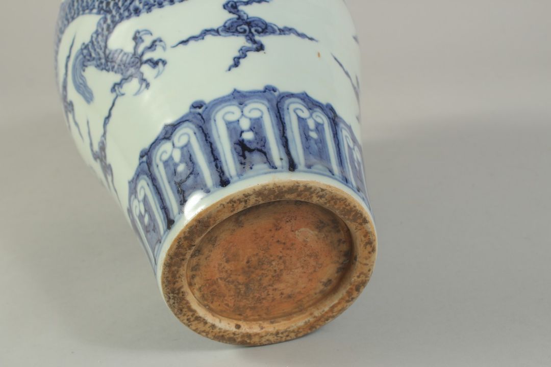 A CHINESE BLUE AND WHITE DRAGON MEIPING VASE. 29.5cms high. - Image 4 of 4