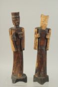 A PAIR OF CHINESE CARVED BONE FIGURES.
